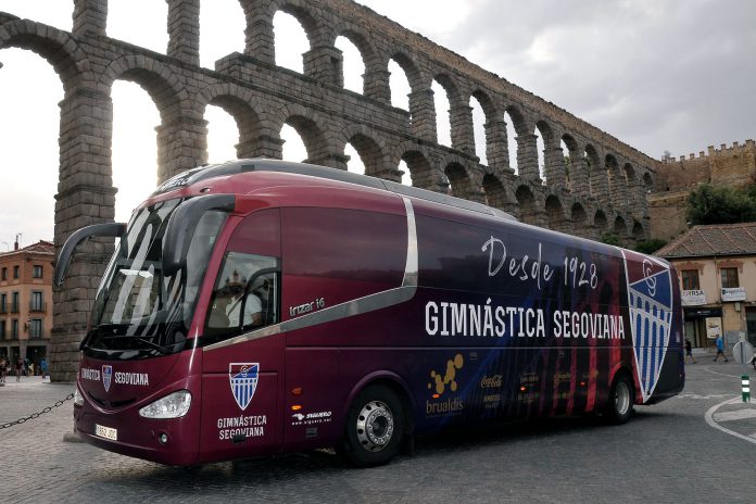 Imagen del autobús de la Gimnástica Segoviana a los pies del Acueducto./ JUAN MARTÍN-G. SEGOVIANA
