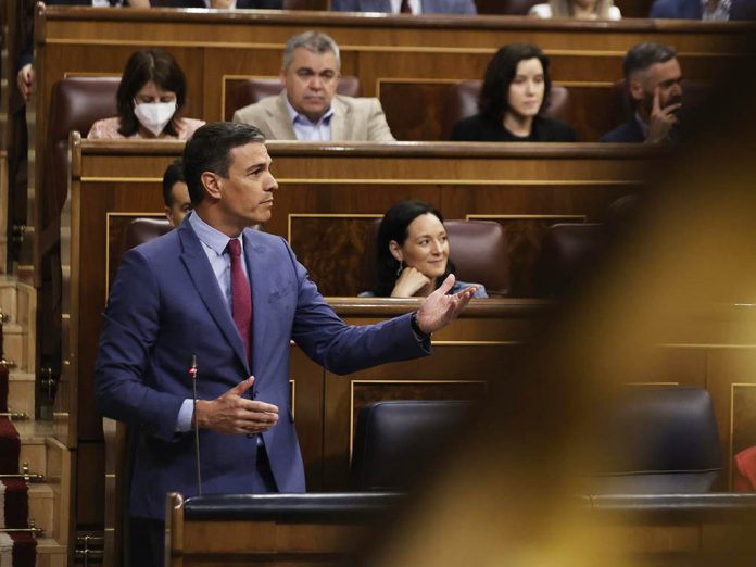 El presidente del Gobierno, Pedro Sánchez, durante la sesión de control al Gobierno en el Congreso de los diputados este miércoles. / EFE - EMILIO NARANJO