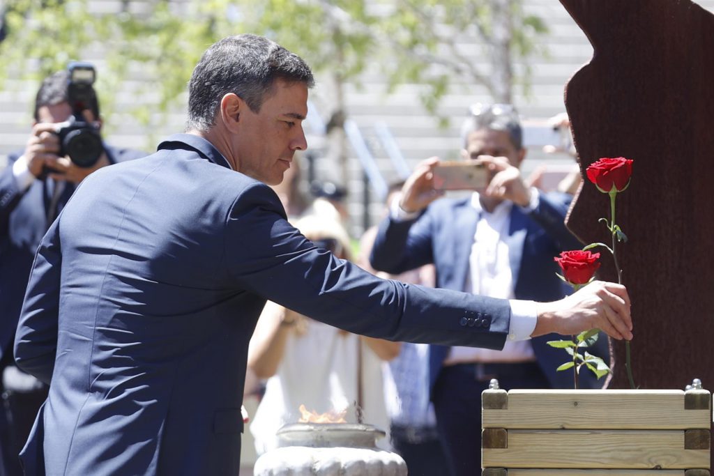 Pedro Sánchez, en el acto homenaje a Miguel Ángel Blanco. / EFE Pedro Sánchez, en el acto homenaje a Miguel Ángel Blanco. / EFE