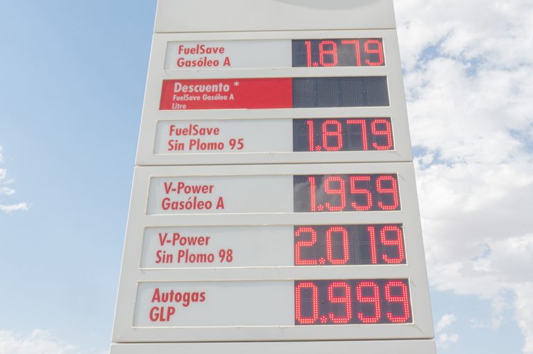 Llenar el depósito es un 30% más caro que en 2021 pese a la bajada del precio del combustible