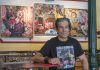 El pintor Fernando Ortega posa frente a tres cuadros de su última colección, ‘Seres en la Encrucijada’, disponible en el Bar Santana.
