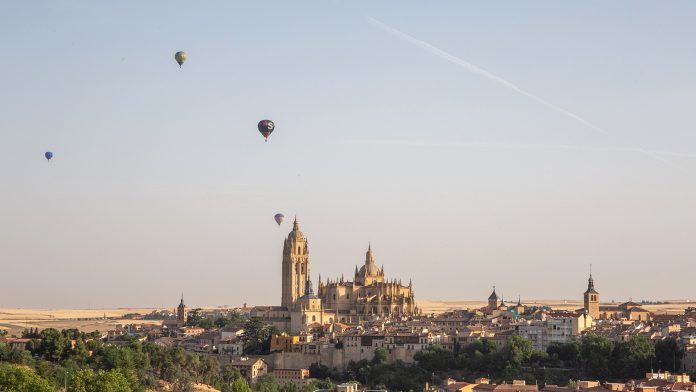 Los globos aerostáticos sobrevolaron lentamente el casco histórico de la ciudad.
