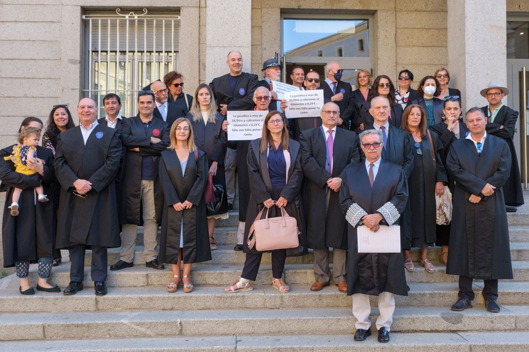 Una amplia representación de los abogados del Turno de Oficio en Segovia se concentraron en protesta por su situación ante la sede de la Subdelegación del Gobierno. / KAMARERO
