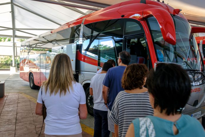 Varios viajeros se disponen a subir a un autobús de la línea de Madrid. / Kamarero Varios viajeros se disponen a subir a un autobús de la línea de Madrid. / Kamarero