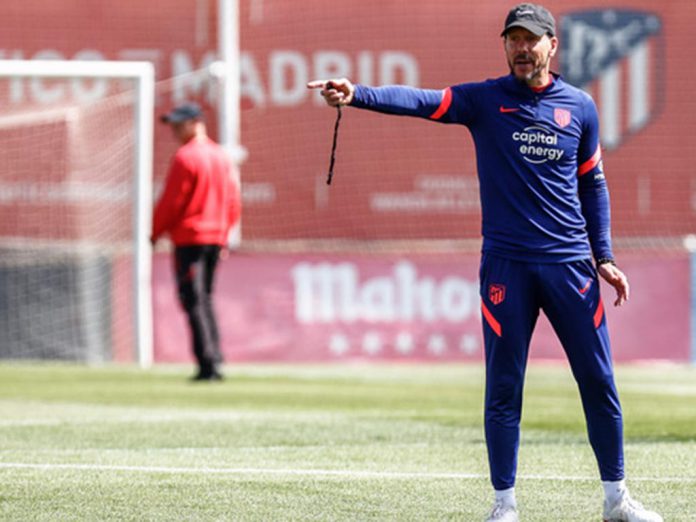 Diego Pablo Simeone, dirigiendo un entrenamiento del Atlético de Madrid. / ATLÉTICO DE MADRID