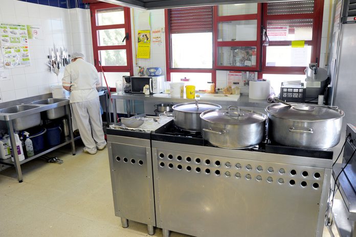 La red provincial de centros educativos cuenta con 50 comedores, de los que 27 tienen cocina propia. / KAMARERO