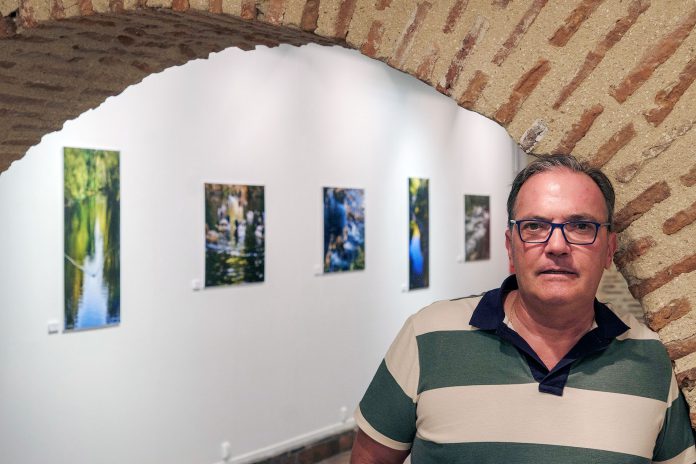 El fotógrafo Juan Luis Misis propone en su muestra ‘Los colores del agua’ un recorrido por el río Eresma a su paso por la capital, que se puede visitar en el Torreón de Lozoya. / KAMARERO