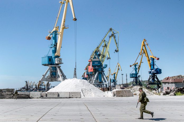 La posible salida de las materias primas desde los puertos de Ucrania mantiene pendientes a todos los mercados internacionales. / EFE