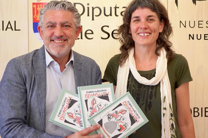 El diputado de Cultura, José María Bravo, y la coeditora de ‘Arqueología de imágenes’, Ainhoa Zufriategui, en la presentación ayer de la nueva edición.