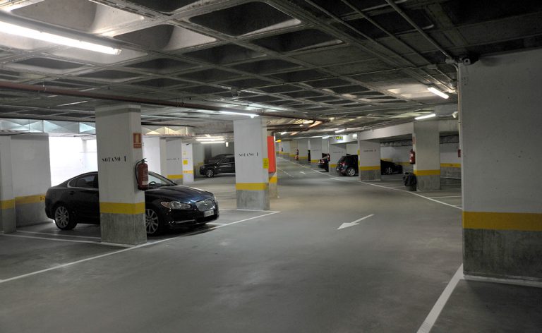Usuarios reclaman puntos de recarga eléctrica en aparcamientos municipales