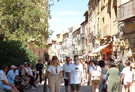 Los turistas volvieron a llenar las calles de Segovia./I. ORIA
