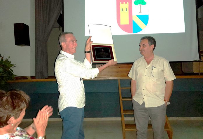 El homenajeado, mostrando la placa entregada por el alcalde de Navas de Oro./ AMADOR MARUGÁN