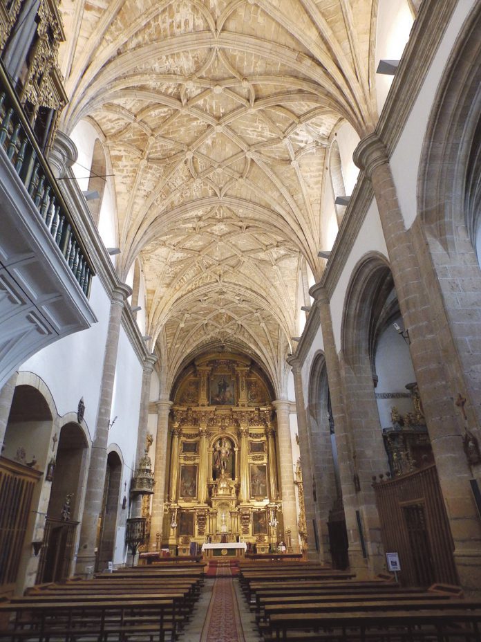 Interior de la iglesia donde se observa el estilo tardo gótico en las bóvedas y el carácter horizontal de la nave. FOTO: DAVID SANTAMERA VELA