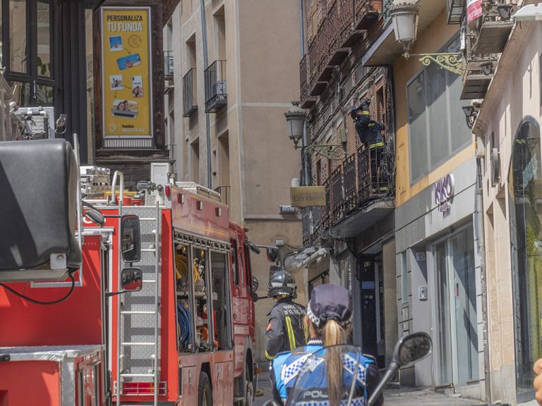 Un cortocircuito provoca explosiones y fuego en un edificio de la Calle Real