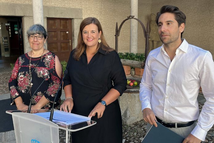 La cantante María del Barrio, la alcaldesa y el concejal de Turismo ayer en el patio de la Casa de Abraham Seneor. / E. A. La cantante María del Barrio, la alcaldesa y el concejal de Turismo ayer en el patio de la Casa de Abraham Seneor. / E. A.