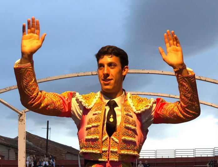 El madrileño Diego García sale en hombros de la plaza de toros de Carbonero el Mayor. / @DIEGOGARCÍAINF