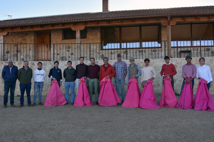Foto de familia de los integrantes de la Escuela Taurina Provincial de Segovia, en la sede de la Finca ‘Los Cerros’. / A.M.