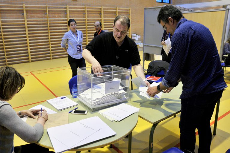 Los votantes más maduros tienden a votar al PP; los más jóvenes, al PSOE