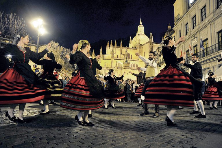 La Esteva lleva 80 años enseñando a bailar las danzas de Segovia