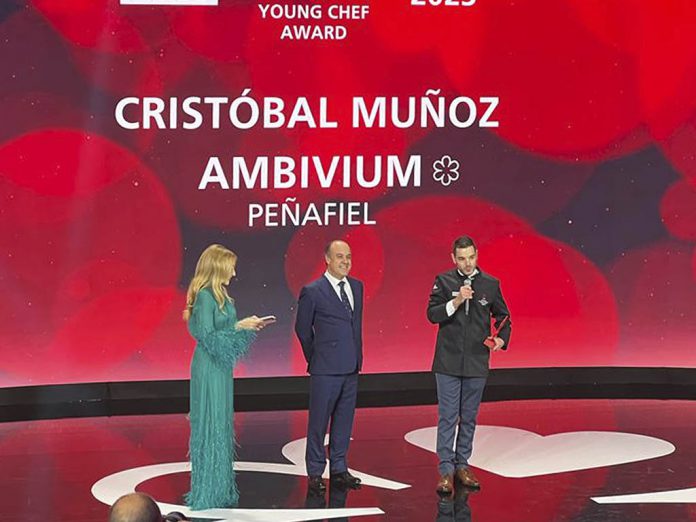 Cristóbal Muñoz, del Restaurante 'Ambivium, recibe el 'Young Chef'. / @ALIMENTOSVALL