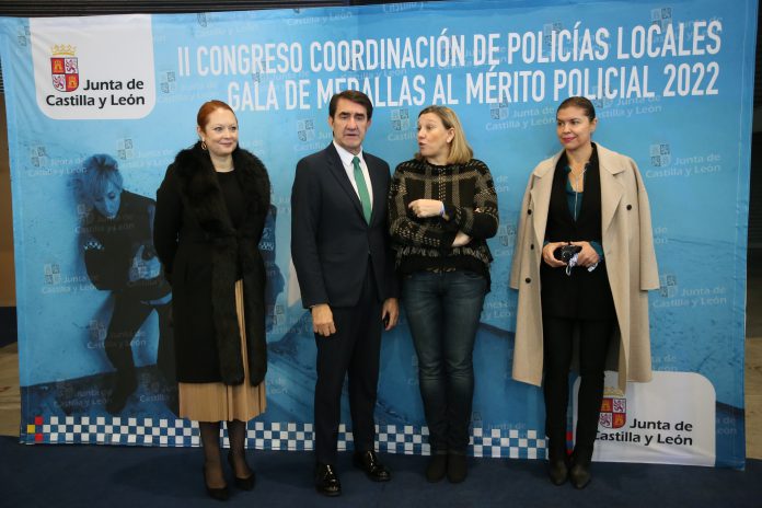Suárez-Quiñones e Isabel Blanco en el II Congreso Autonómico de Coordinación de Policía Local. / JL Leal Suárez-Quiñones e Isabel Blanco en el II Congreso Autonómico de Coordinación de Policía Local.