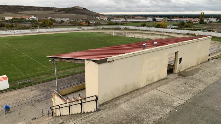 El campo de fútbol municipal de Cuéllar dice adiós a las uralitas
