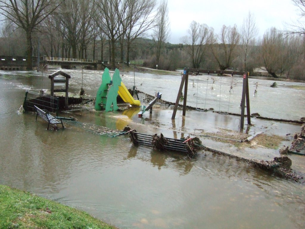 Inundacion de Pajares de Pedraza por el rio Cega 2013 parque infantil Inundacion de Pajares de Pedraza por el rio Cega 2013 parque infantil