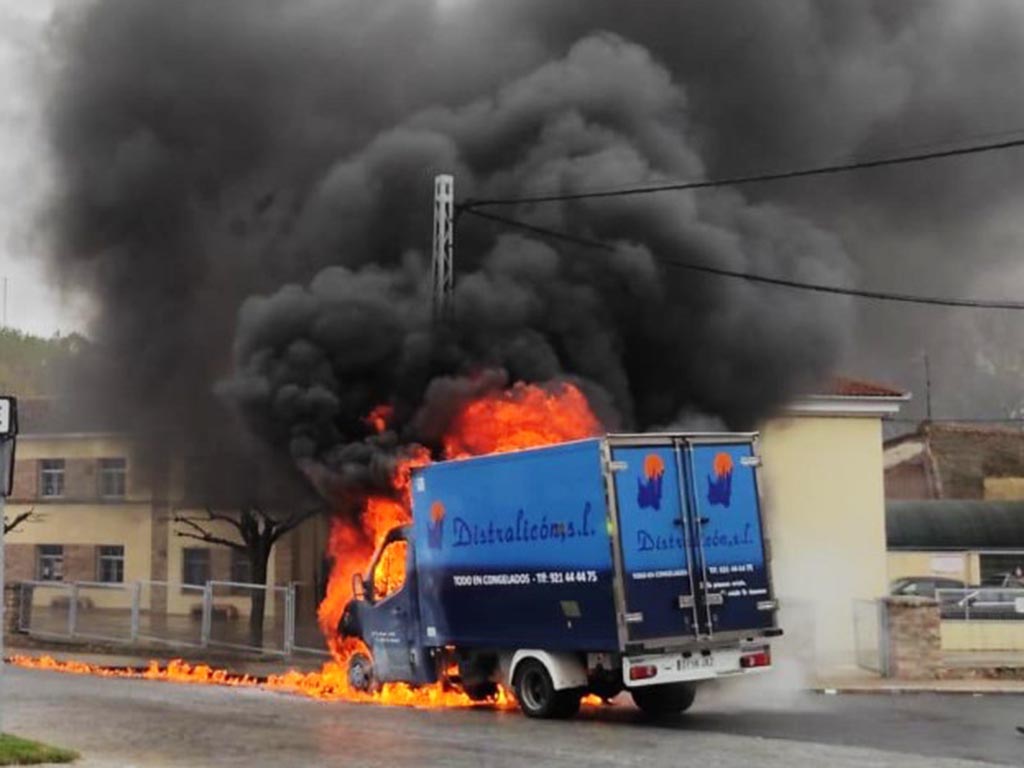 Camión incendiado en Turégano, junto al Colegio 'Reyes Católicos' de la villa.