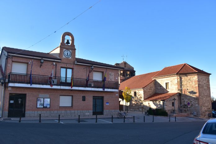 Ayuntamiento de Marugán e iglesia parroquial. Foto: José Antonio Santos.