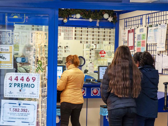 Cola para adquirir lotería, en la Administración nº 7 de Segovia. / EL ADELANTADO