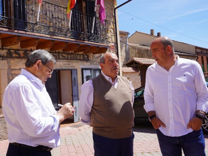 Visita de pueblos del diputado Basilio del Olmo y el presidente de la Diputación, Miguel Ángel de Vicente. / EL ADELANTADO
