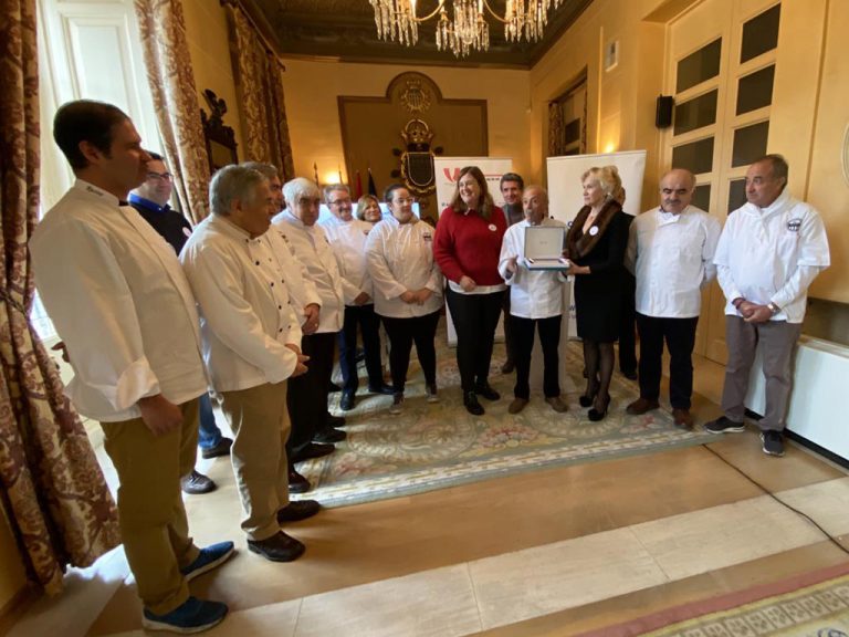La Asociación de cocineros y reposteros de Segovia recibe el reconocimiento ‘Voluntarios de honor’