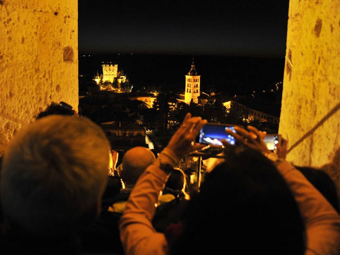 Visita nocturna a la torre de la Catedral de Segovia, con vistas al Alcázar. / KAMARERO