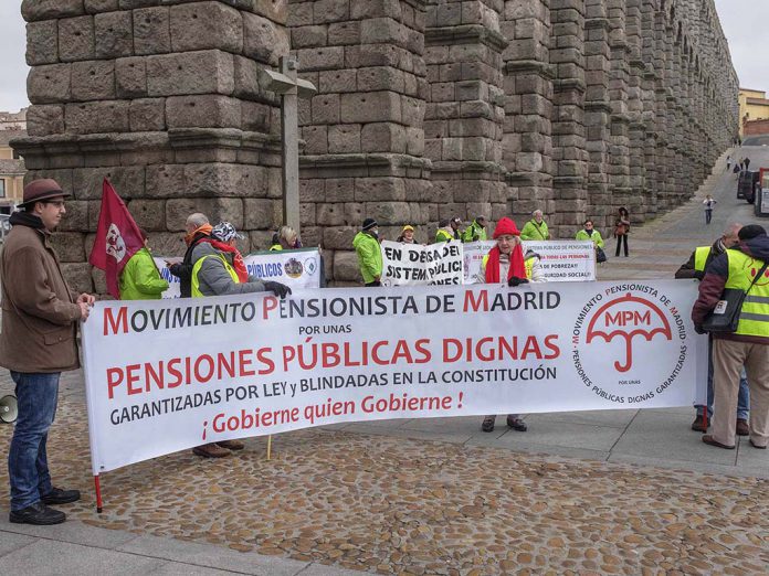 Encuentro de pensionistas en la Plaza del Azoguejo de Segovia. / KAMARERO