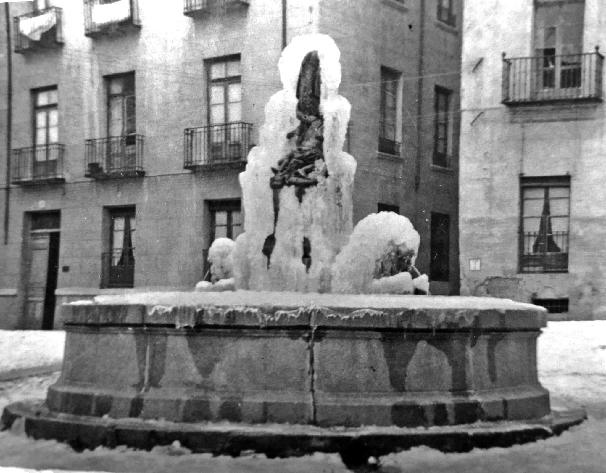 La Fuente de Las Sirenas, adornada por el hielo invernal.
