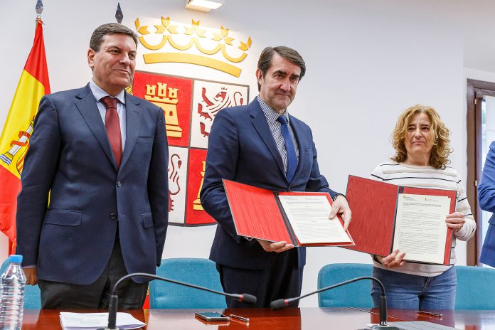 Carlos Fernández Carriedo, Suárez-Quiñones y Yolanda Benito, en la firma del convenio. / ICAL - NACHO VALVERDE
