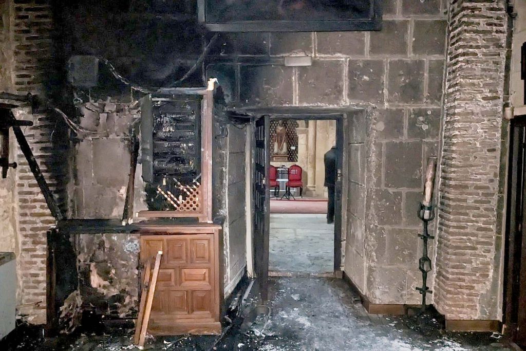 El incendio en La Trinidad obliga a trasladar el culto a la casa parroquial