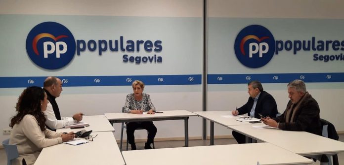 Reunión de coordinación del PP de Segovia: María García, Miguel Ángel de Vicente, Paloma Sanz, Basilio del Olmo y José María Bravo. / EL ADELANTADO