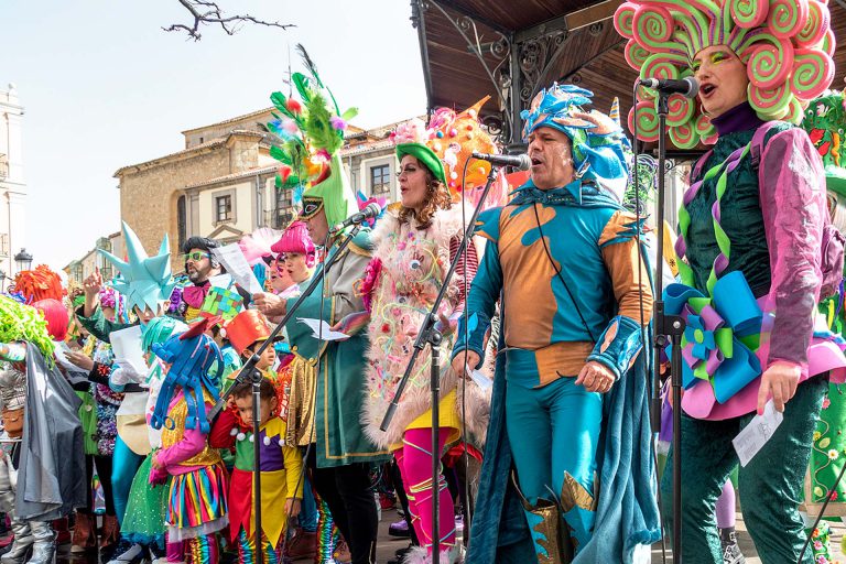 El ‘Domingo Gordo’ del Carnaval llena la Plaza Mayor de coplas y disfraces
