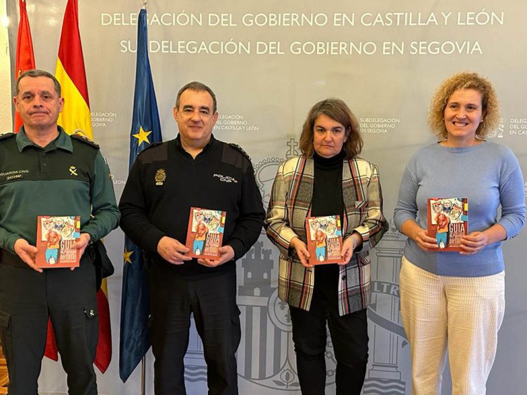 Autismo Segovia entrega a la Policía Nacional y la Guardia Civil su Guía de atención