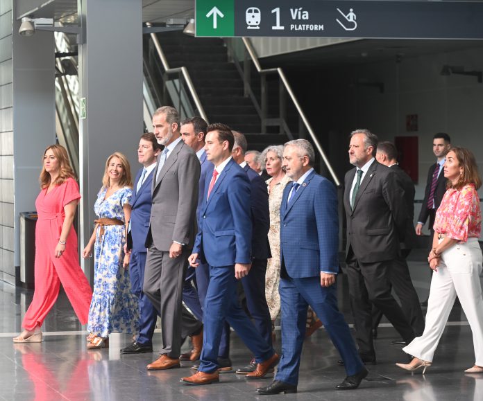 Inauguración del AVE Madrid-Burgos a la que asistió Felipe VI, acompañado del Presidente de la Junta y Pedro Sánchez.