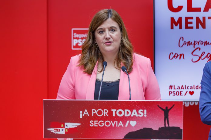La alcaldesa de Segovia, Clara Martín, presenta la lista. / NACHO VALVERDE - ICAL
