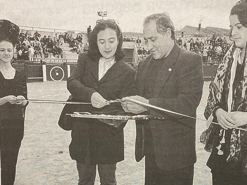 Corte de la cinta, acto oficial en el que se inaugura la plaza de Valsaín el 6 de mayo de 2000. / FERNANDO PEÑALOSA