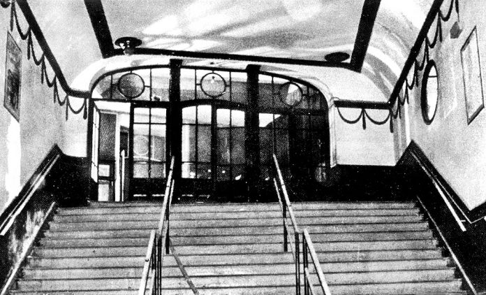 Foto antigua de los accesos al teatro. Museo Rodera-Robles, de su exposición temporal ‘20 años del siglo XX’.