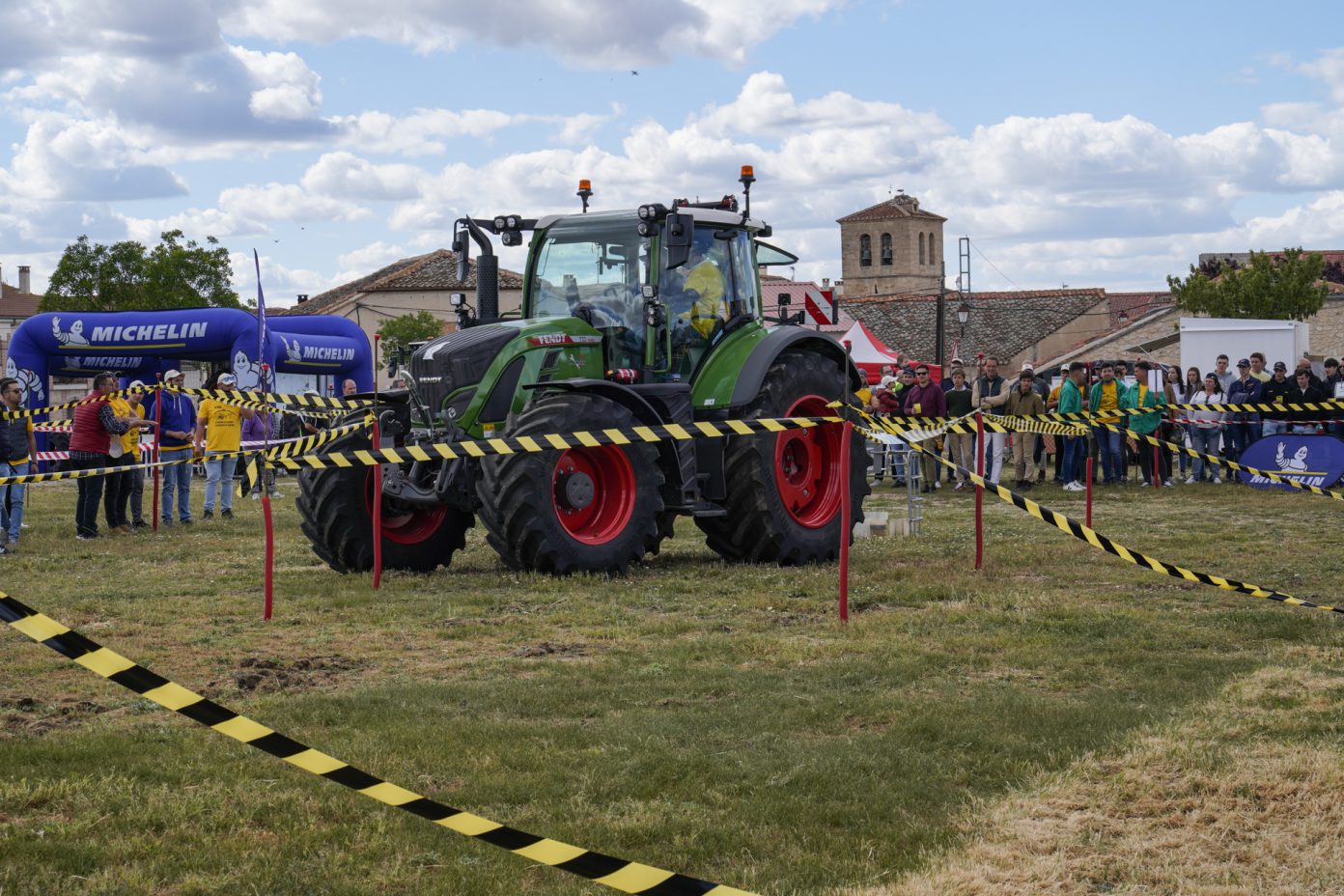 Nuevo éxito del Concurso de Habilidad con Tractor en Escarabajosa de