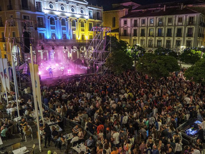 Concierto en la Plaza Mayor durante las fiestas de Segovia. / KAMARERO