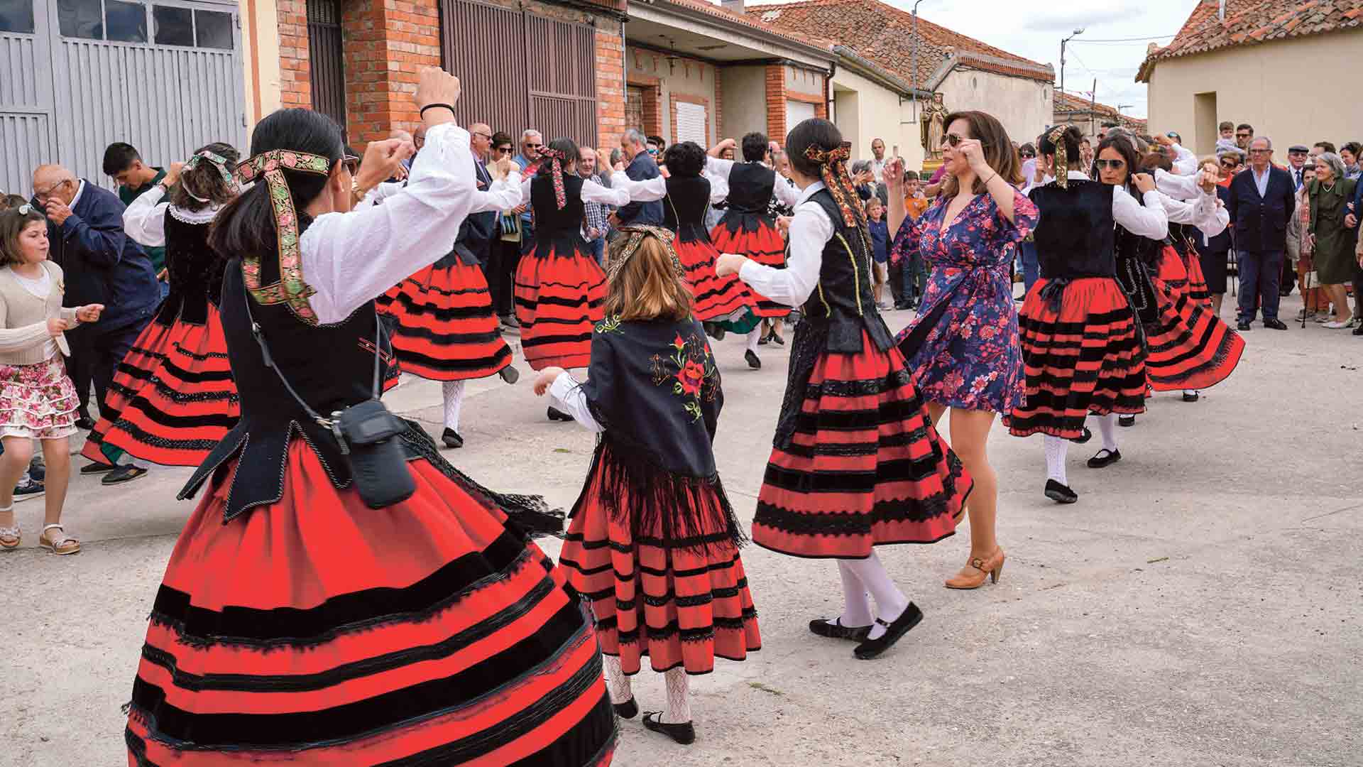 Bailes y tradiciones en honor a Santa Catalina de Siena en Marazoleja