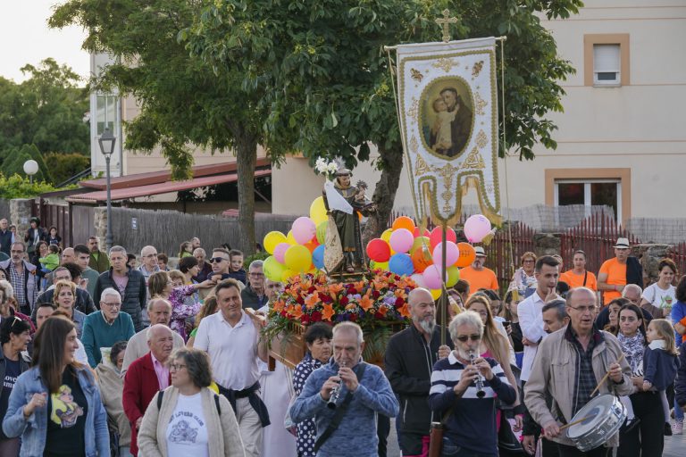 Las fiestas de San Antonio de Palazuelos de Eresma comienzan con procesión y la música de La Huella