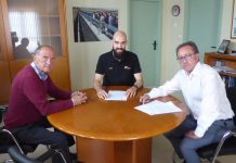 El alcalde Jesús Nieto junto al concejal de Deportes Javier Aragoneses recibieron en el Ayuntamiento al Presidente del Club de Baloncesto, Rodrigo Hernando.