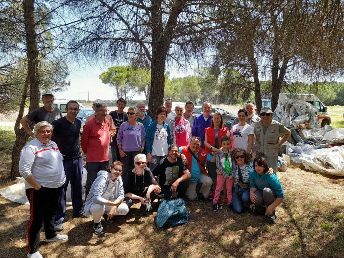 Una veintena de voluntarios se dieron cita en el pinar de la carretera de Torregutiérrez para luchar contra la basuraleza.